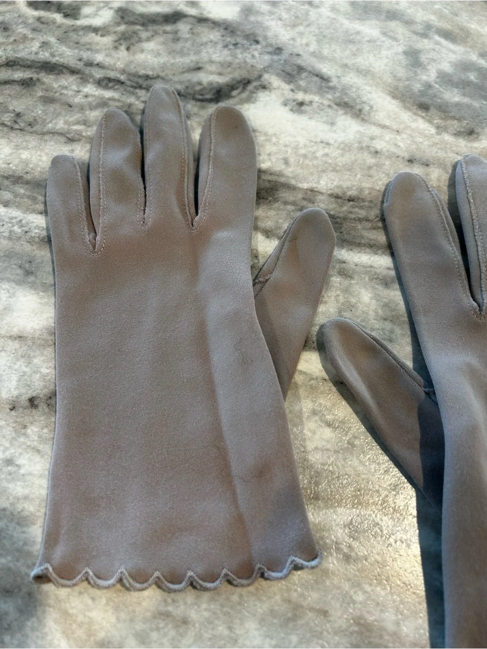 Classic Scalloped Edge Gloves in Taupe Vintage 1950’s